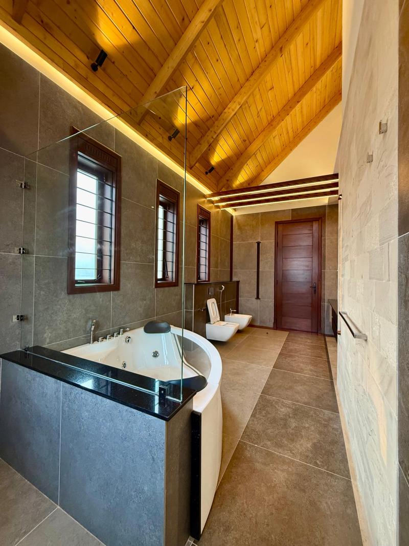 Luxury 4-Bedroom Residence for Sale in Old Runda, Nairobi | 0.5 Acre photo 1